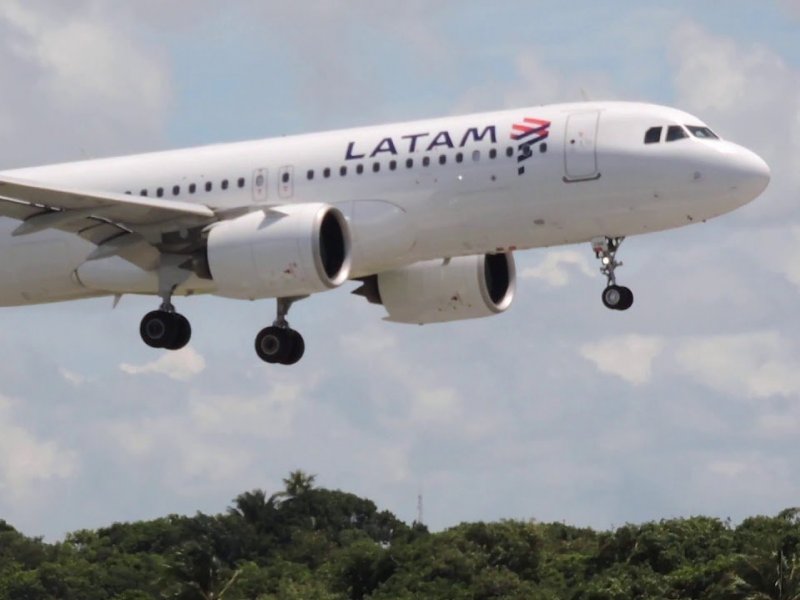 Imagem de Avião da Latam faz pouso imprevisto em Salvador após copiloto desmaiar