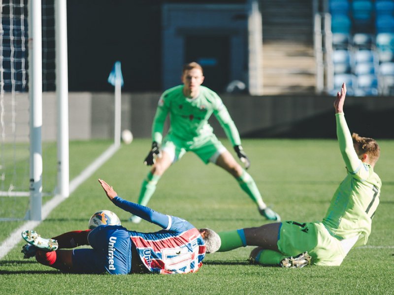 Imagem de Falhas defensivas em gols sofridos durante amistoso na Inglaterra chamam atenção de torcedores do Bahia; veja