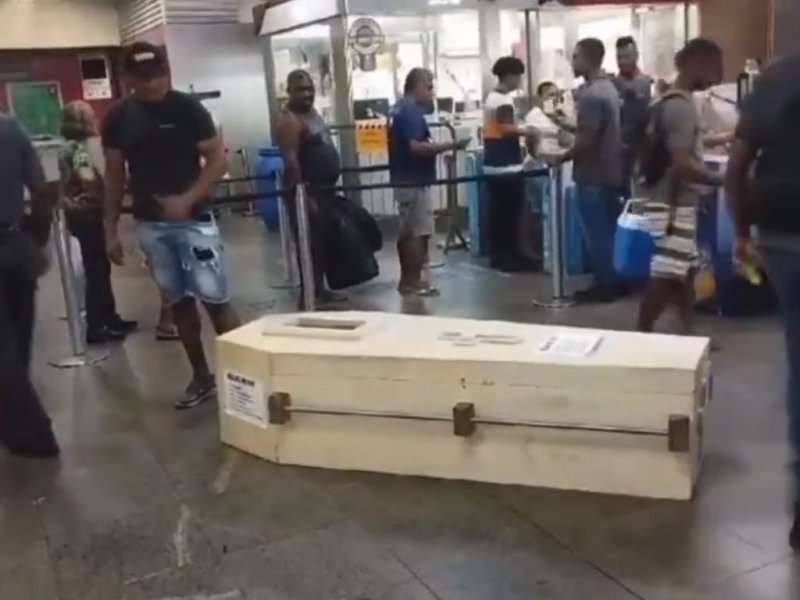 Imagem de VÍDEO: Homem tenta entrar no metrô com caixão e causa confusão na Estação da Lapa