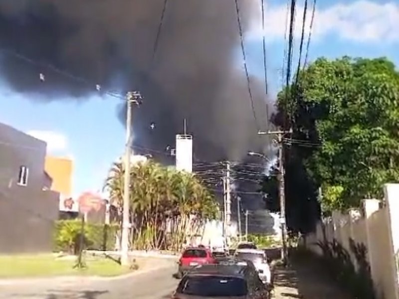 Imagem de Incêndio atinge galpão de materiais recicláveis em Camaçari e 30 imóveis são evacuados 