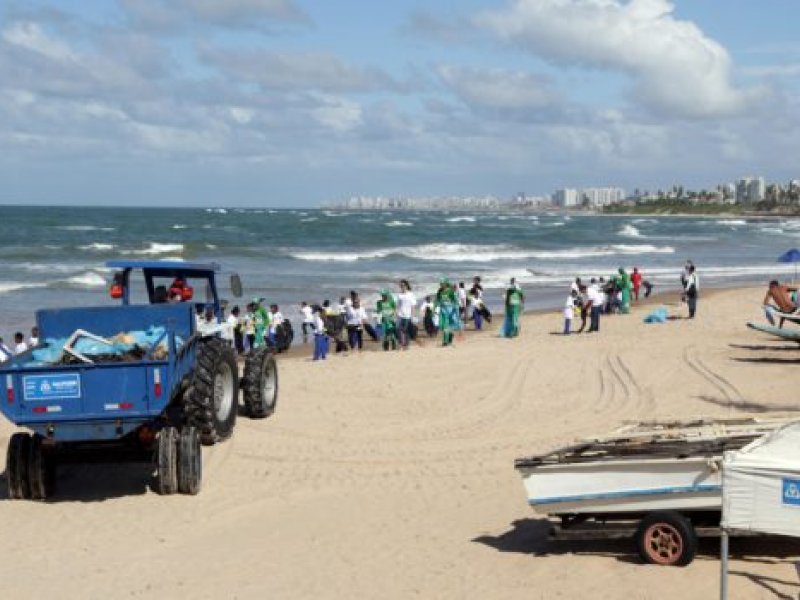 Imagem de Ação conscientiza sobre descarte irregular de resíduos na praia de Itapuã