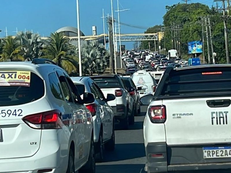Imagem de VÍDEO: Acidente com moto deixa trânsito congestionado na Avenida Paralela