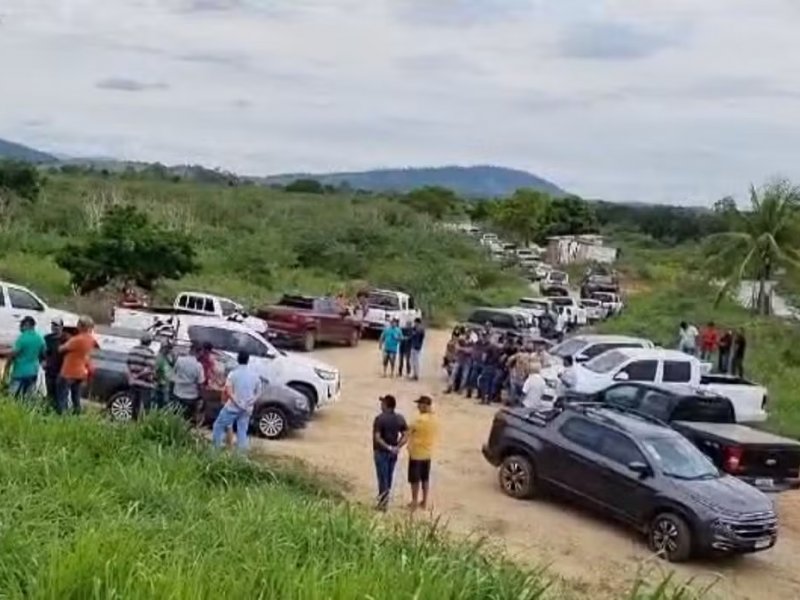 Imagem de Ministra Sonia Guajajara acompanha enterro de indígena pataxó na Bahia; veja fotos