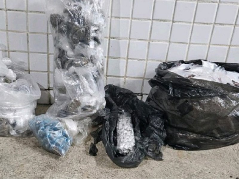 Imagem de Mais de mil porções de drogas são apreendidas pela PM em Pernambués
