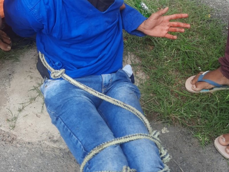 Imagem de Suspeito de assalto é amarrado e espancado por populares em Paripe