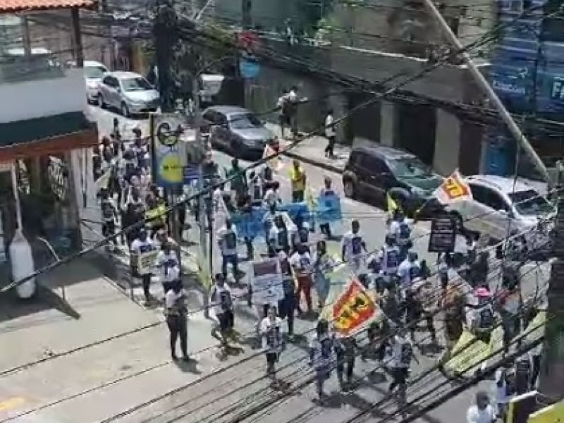Imagem de 'Trabalhador na rua, Carrefour a culpa é sua', gritam manifestantes em Salvador