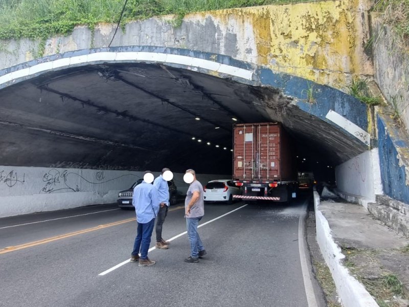 Imagem de VÍDEO: Carreta fica enganchada no Túnel Américo Simas