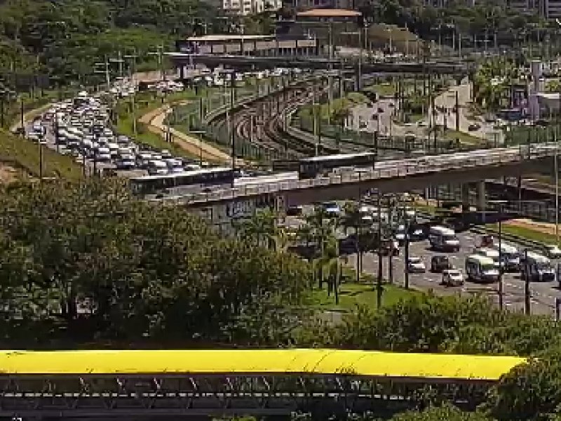Imagem de Protesto de motoristas de vans da Linha Branca complica o trânsito em Salvador; ASSISTA
