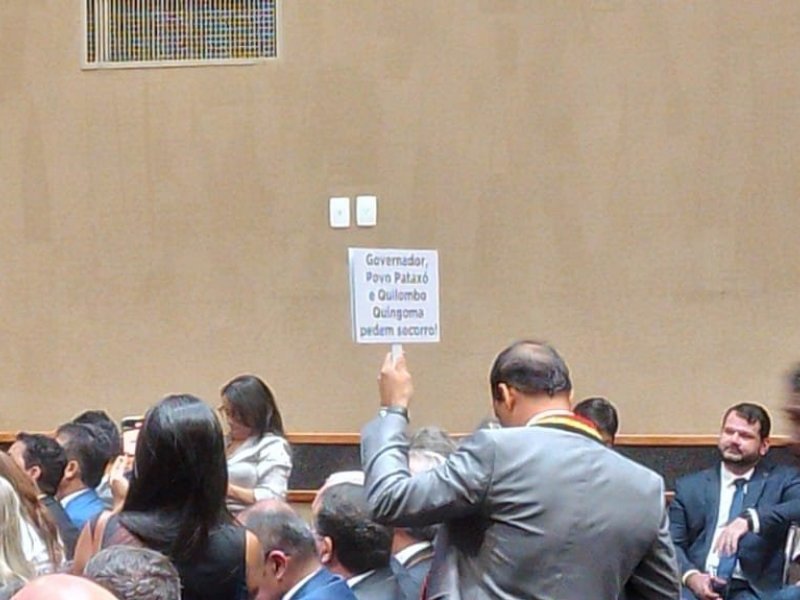 Imagem de Hilton Coelho protesta durante discurso de Jerônimo na AL-BA: 'povo Pataxó e Quilombo Quingoma pedem socorro'