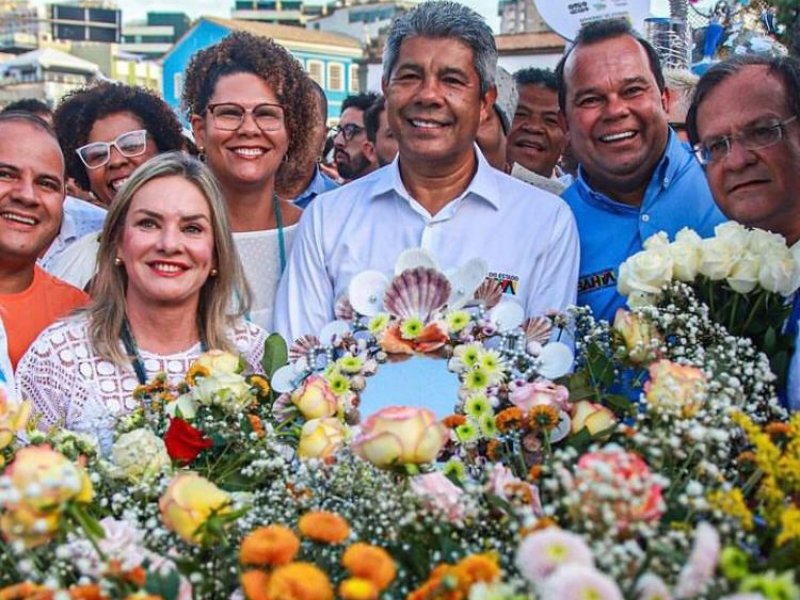 Imagem de Acompanhado de aliados, governador da Bahia participa dos festejos de Iemanjá no bairro do Rio Vermelho 