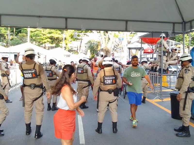 Imagem de Fuzuê: Portais da PM recolhem 437 objetos proibidos durante evento pré-Carnaval na orla de Salvador