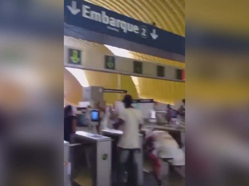 Imagem de Polícia prende mais de 60 torcedores de uma organizada do Bahia que estavam causando confusão no metrô; veja vídeo
