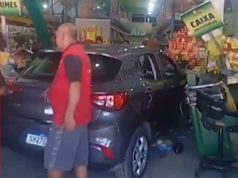 Imagem de Carro desgovernado invade supermercado em Ilhéus 