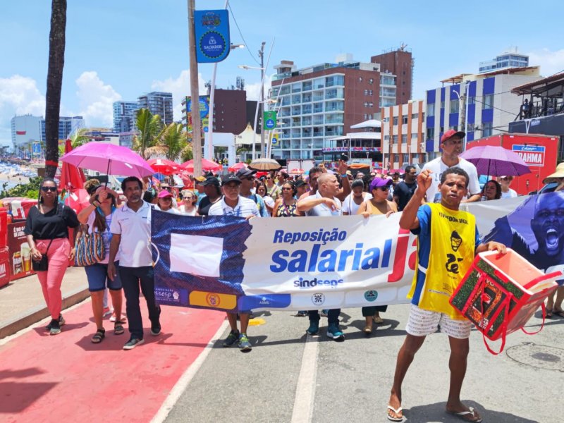Imagem de Servidores municipais protestam na Barra por reajuste na hora trabalhada durante Carnaval 