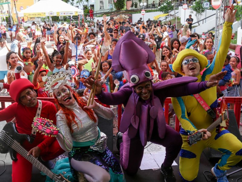 Imagem de Famílias ocupam Pelourinho para curtir baile de Carnaval infantil; programação segue até terça