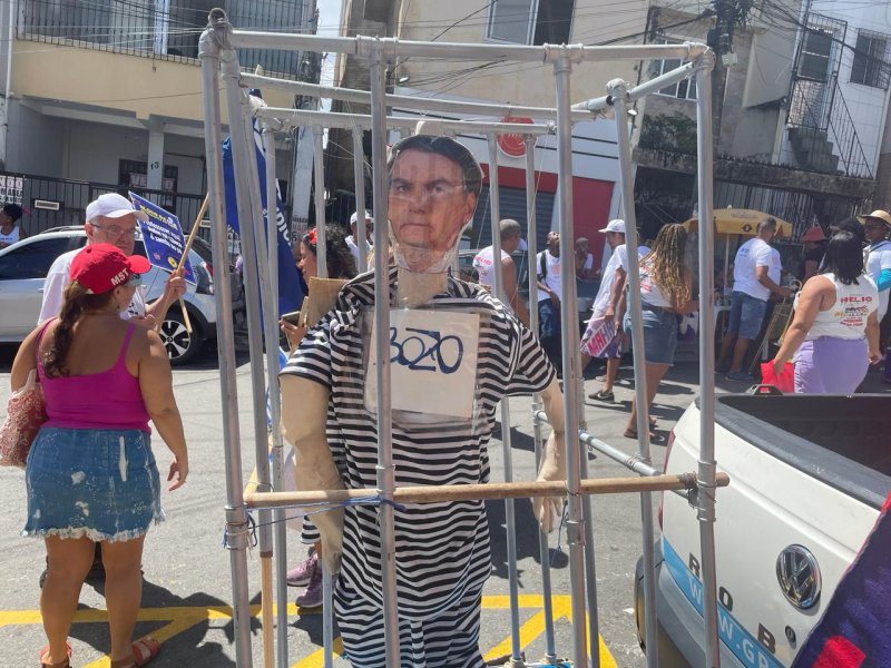 Imagem de Faixas de protesto e ex-presidente 'preso' marcam concentração da tradicional Mudança do Garcia 
