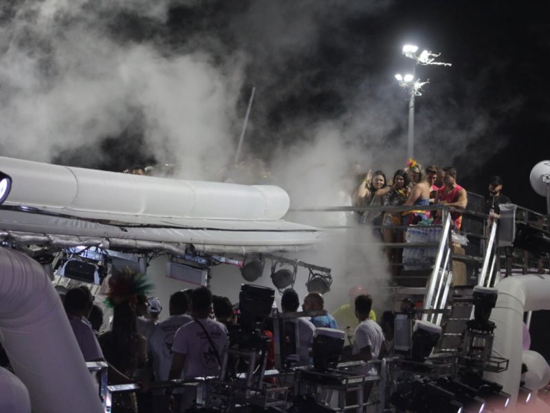 Imagem de Ivete Sangalo se assusta após cilindro de gás carbônico explodir em trio elétrico: 'tô toda cagada'