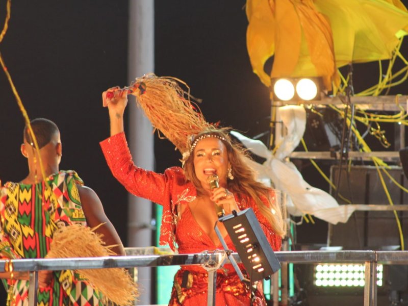 Imagem de Daniela Mercury arrasta multidão no bloco Crocodilo em quinto dia de Carnaval