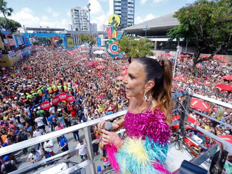 Imagem de Ivete Sangalo desce do trio, recebe prêmio de música do Carnaval e fala em 'recapitular a rota' após incidentes na Barra