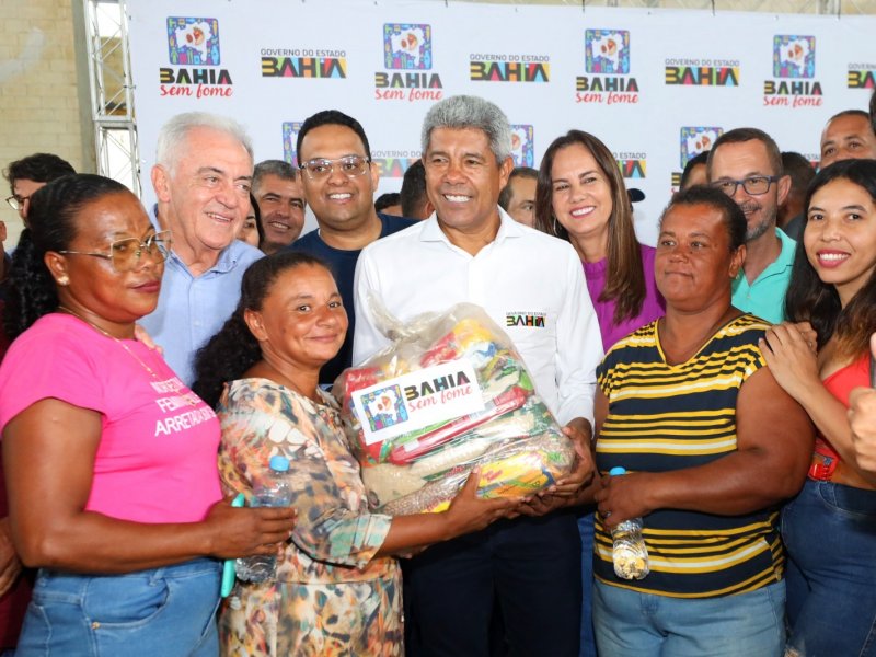 Imagem de Governo entrega mais de 4 mil sacas de milho e 400 cestas básicas para municípios da Chapada