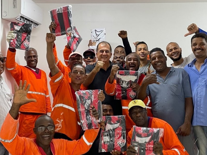 Imagem de ASSISTA: Fábio Mota dá camisas do Vitória a funcionários de obras do Barradão