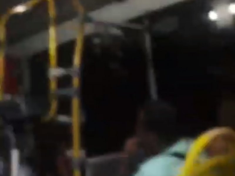 Imagem de Bandidos assaltam passageiros e atiram em teto de ônibus na BR-324