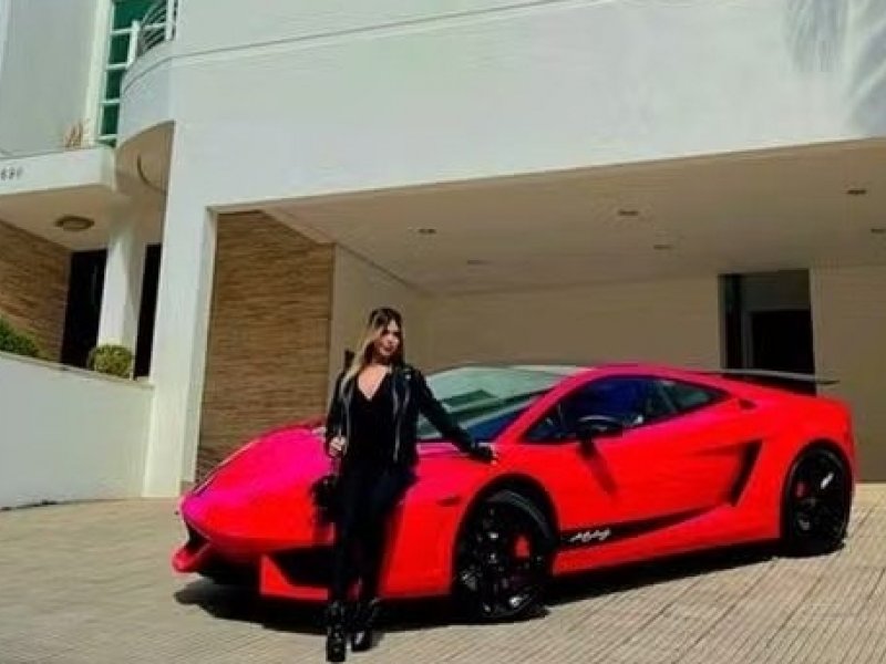 Imagem de Garagem de Melody acumula mais de R$ 3 milhões em carros de luxo