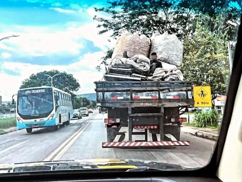 Imagem de Motorista sem CNH é multado após ser flagrado transportando passageiro em carroceria de caminhão 