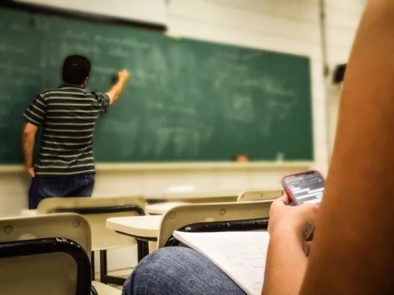 Imagem de Deputado baiano defende fim do uso de celular nas salas de aula