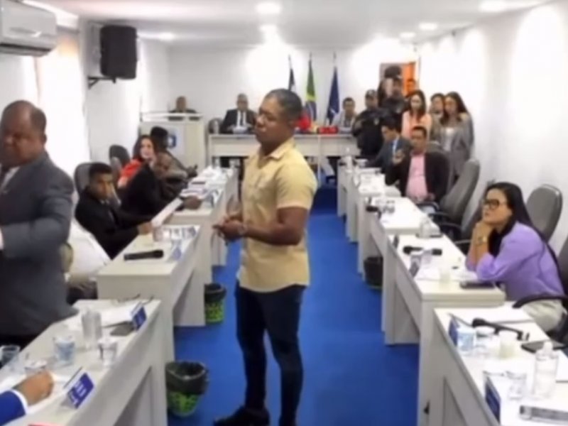 Imagem de VÍDEOS: Vereadores saem no tapa durante sessão na Câmara de Lauro de Freitas