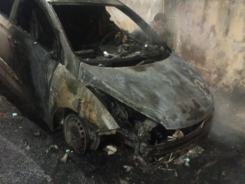 Imagem de Carros são incendiados em ataque criminoso durante a madrugada no Pero Vaz; ASSISTA