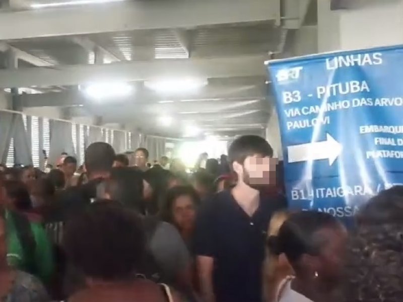 Imagem de Falta de energia causa aglomeração e tumulto na estação do BRT da Rodoviária