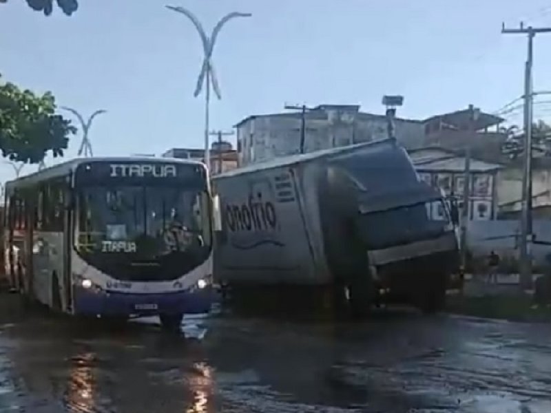 Imagem de VÍDEO: Caminhão fica preso em buraco na Avenida Dorival Caymmi 