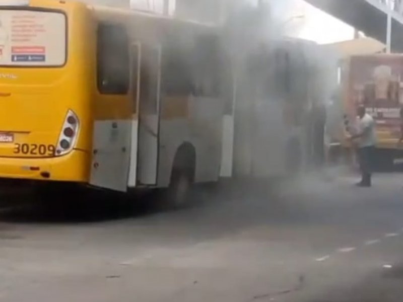 Imagem de Incêndio atinge ônibus na Estação Mussurunga