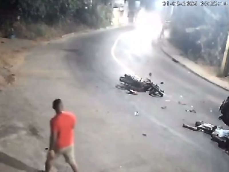 Imagem de Câmera de segurança flagra batida entre carro e moto na Estrada Velha de Periperi
