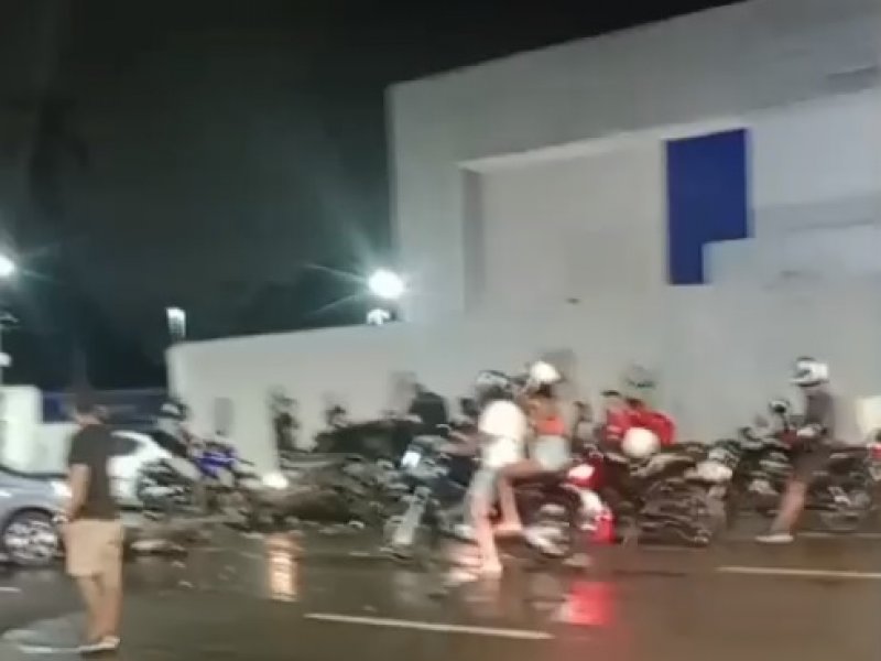 Imagem de VÍDEO: Batida entre dois carros deixa feridos na Ribeira