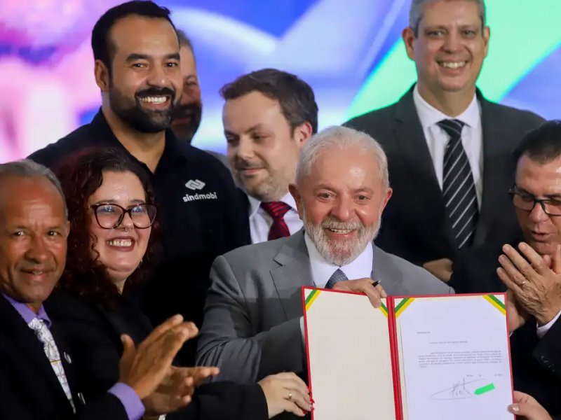 Imagem de Lula assina projeto que regula atividade de motoristas de aplicativo; saiba o que muda