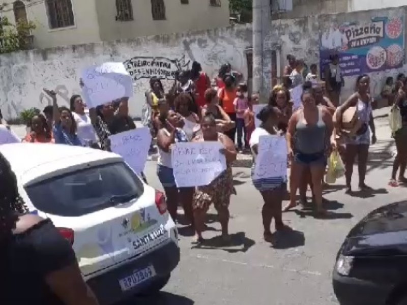 Imagem de Mães de alunos protestam contra falta de aulas em escola municipal de Itapuã