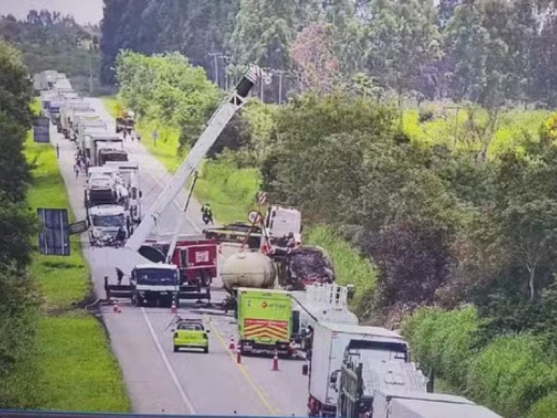Imagem de Risco de nova explosão mantém interditada rodovia onde motorista morreu carbonizado na Bahia