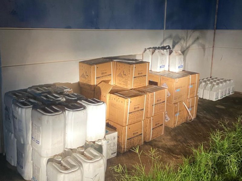 Imagem de PM recupera 141 galões de defensivos agrícolas furtados de fazenda em LEM