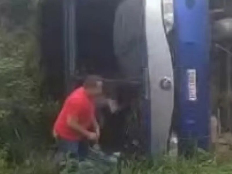 Imagem de Acidente com ônibus deixa 8 feridos em Vitória da Conquista
