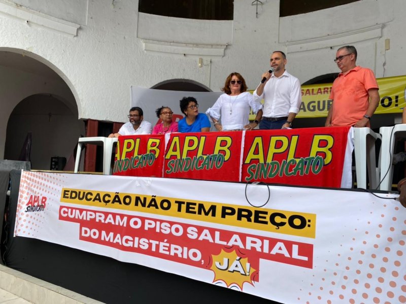 Imagem de Augusto Vasconcelos critica salário abaixo do piso nacional para professores