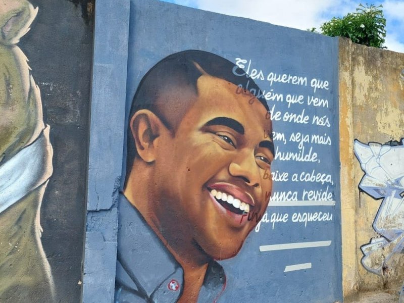 Imagem de Confinado no BBB, Davi ganha grafite em muro de Cajazeiras; confira 
