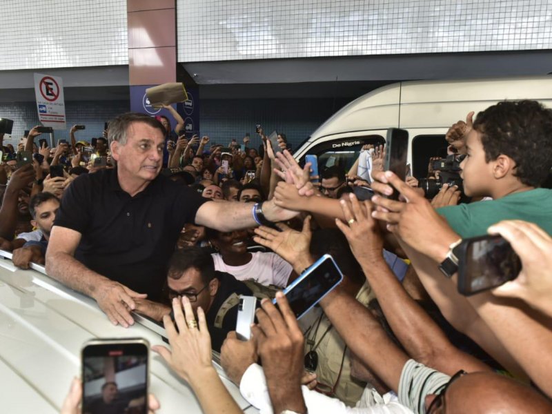 Imagem de Bolsonaro é recepcionado por multidão no aeroporto de Salvador; assista