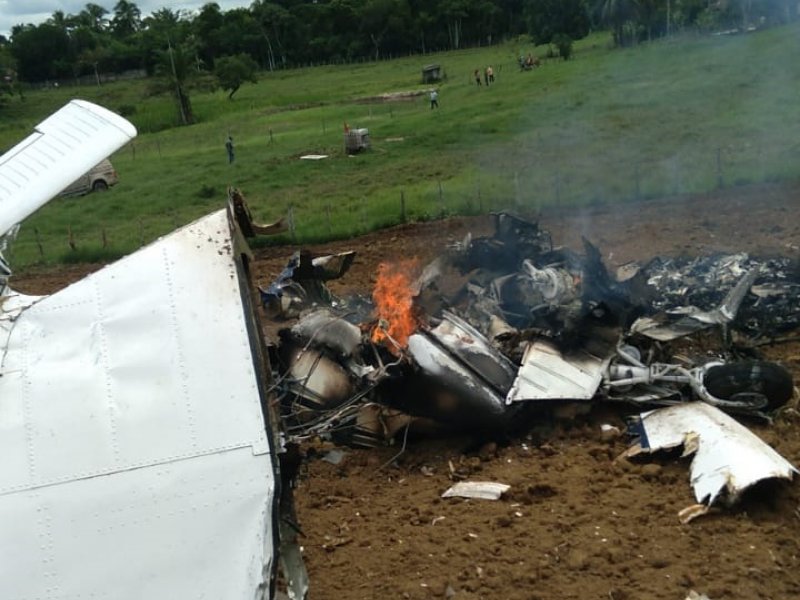 Imagem de Avião de pequeno porte cai e pega fogo em São Sebastião do Passé