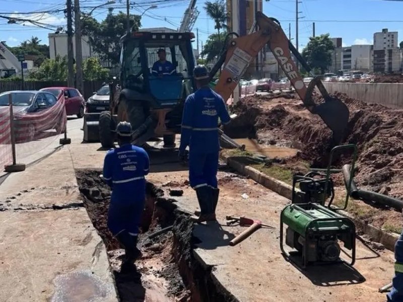 Imagem de Cinco bairros ficam sem água após tubulação romper na Avenida Lucaia