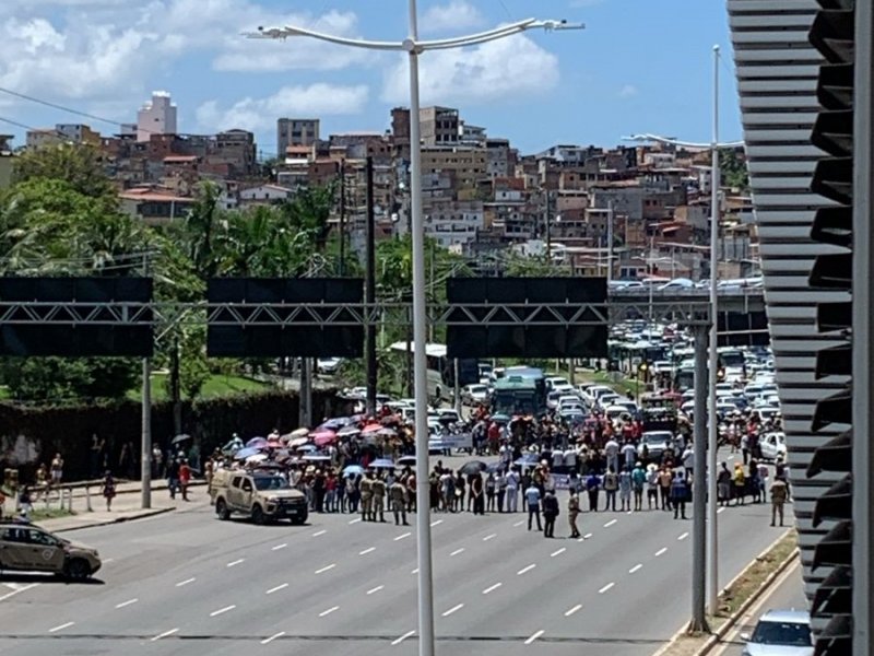 Imagem de 'Corrente humana' de servidores municipais bloqueia trânsito em frente à rodoviária