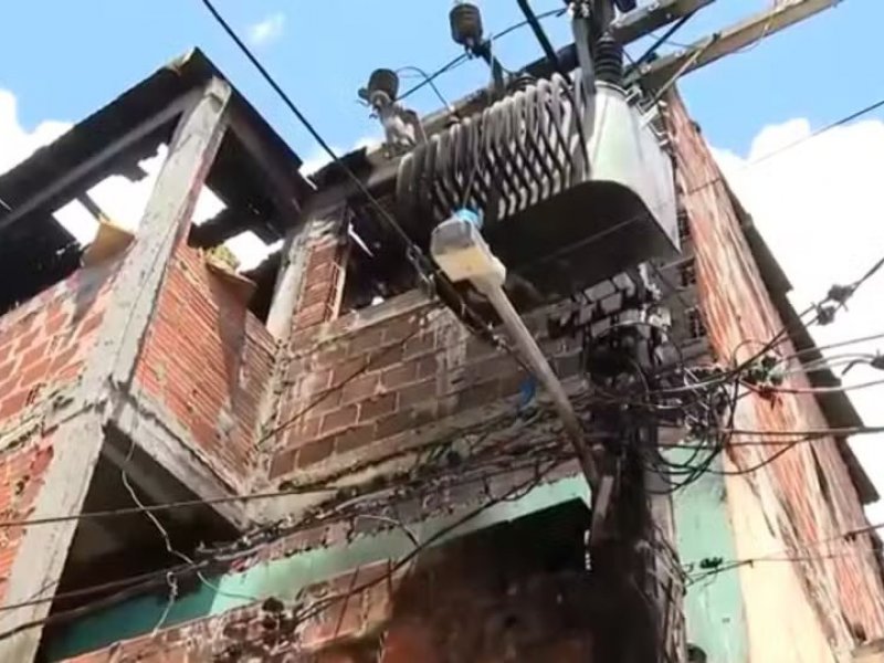 Imagem de Fogo em fiação atinge casas em bairro de Salvador