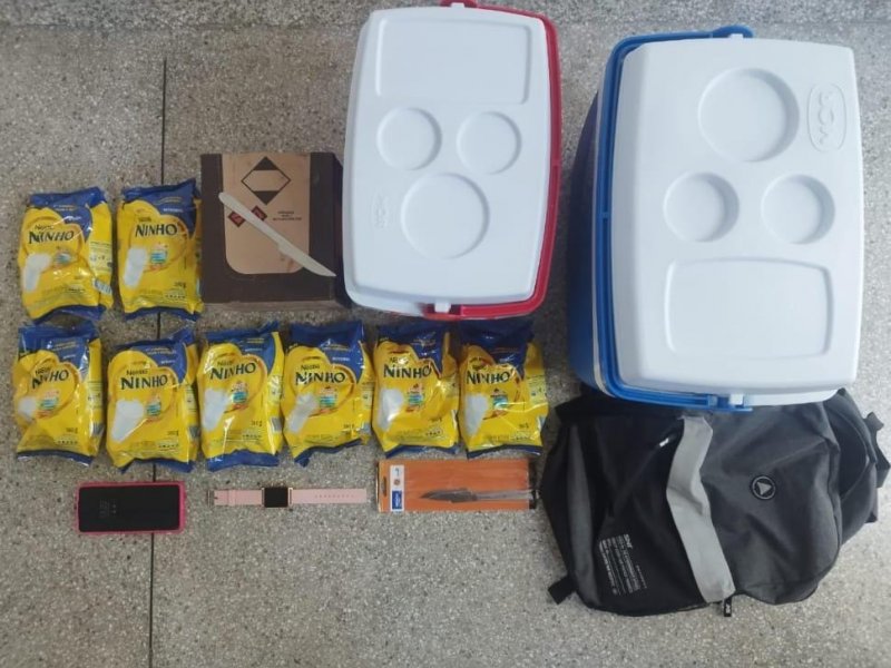 Imagem de Casal suspeito de roubar pacotes de leite e desodorantes em mercado é detido pela PM