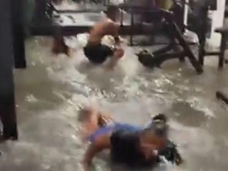 Imagem de Pessoas 'nadam' em academia e ficam ilhadas por causa da chuva no interior baiano; veja